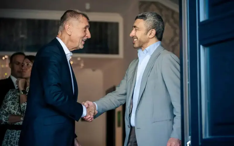 عبد الله بن زايد ورئيس وزراء التشيك يبحثان التعاون